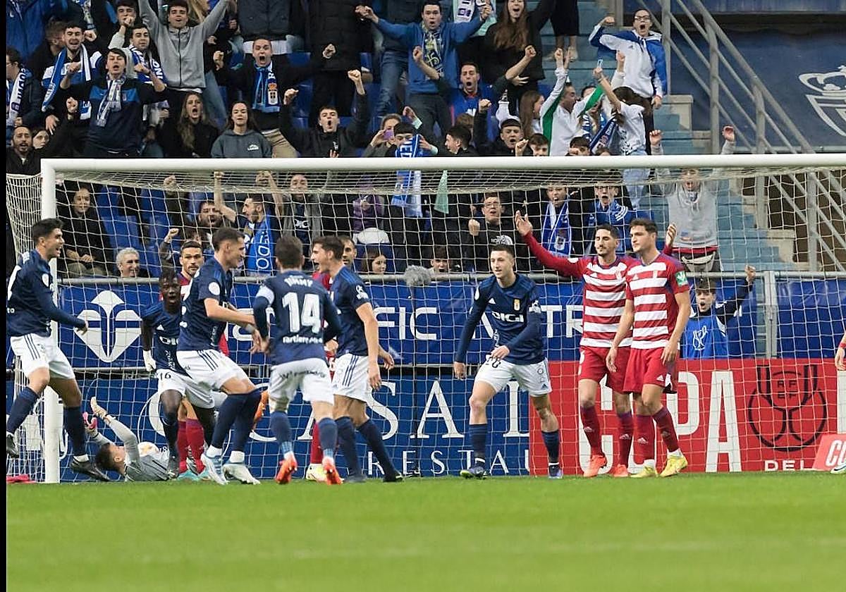 Un partido anterior del Granada en Oviedo.