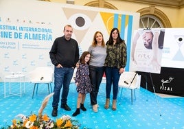 La pequeña Sofía Allepuz, con la productora de la película, el director de Fical y la diputada de Cultura, en el Patio de Luces de la Diputación de Almería.