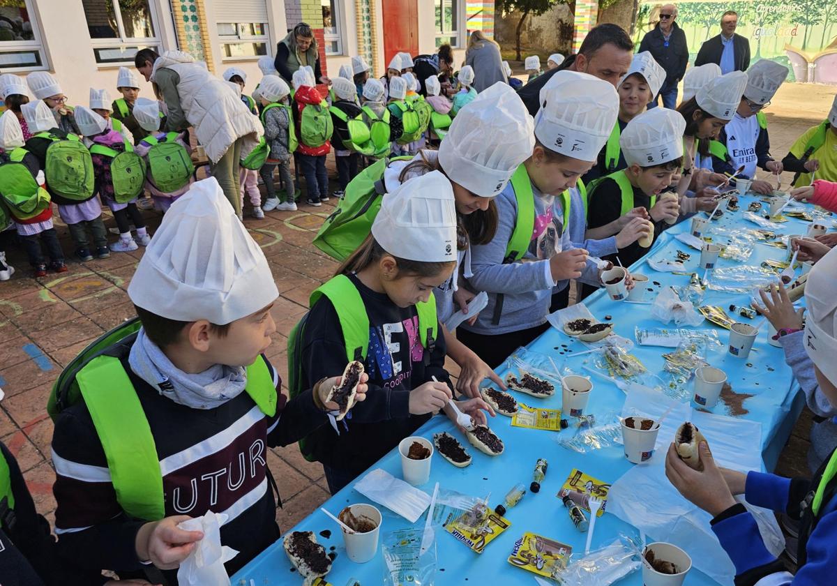 Alumnos del colegio de Pegalajar preparan su desayuno con aceite de oliva virgen extra.