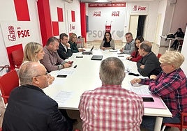 Reunión entre miembros del PSOE de la capital y representantes de los vecinos de Los Puentes.
