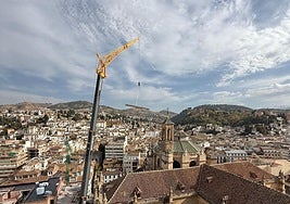 Espectacular panorámica de la grúa subiendo las vigas y Granada.