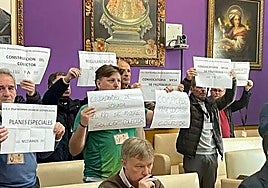 Protesta, en marzo, de los vecinos para que se convocara la Mesa de los Puentes.