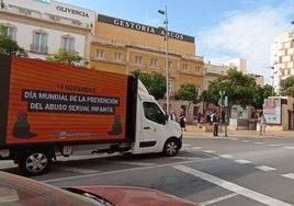 Un camión de Hazte Oír, contra el Ayuntamiento de Almería: «Sigue sin revertir el daño generado por su publicidad»