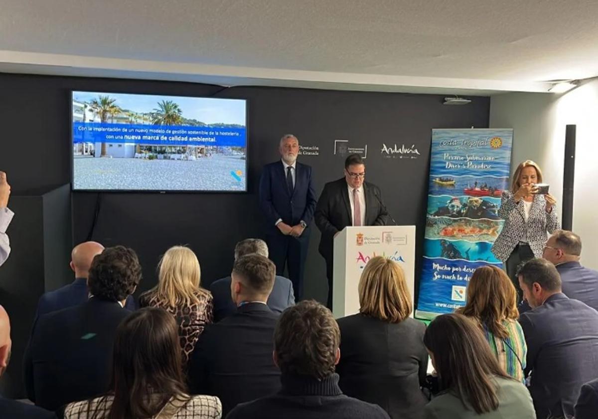 El presidente de la Mancomunidad de Municipios de la Costa Tropical, Rafael Caballero, en la pasada edición de Fitur.