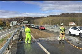 El personal de mantenimiento y los Bomberos de la Diputación, durante las tareas de limpieza del asfalto.