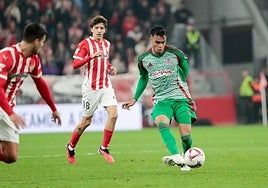 Reinier hace un pase en el partido de El Molinón.