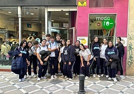Alumnos en las puertas del comercio Moda re-, gestionado por Cáritas.