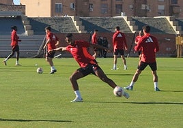 Loïc Williams participa en un ejercicio de posesión este miércoles.