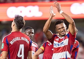 Loïc Williams celebra un gol con la afición del Granada en un partido anterior.