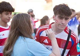 Pintacaras en la 'fan zone' previa al partido contra el Tenerife en octubre.