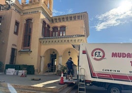 Un camión de mudanza en el Preventorio, que deja de ser sede de la Alcaldía de Almería.