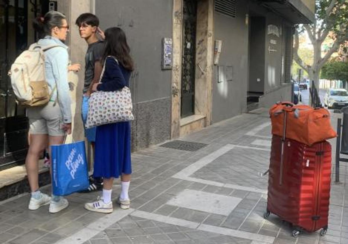 Turistas saliendo de un piso turístico.