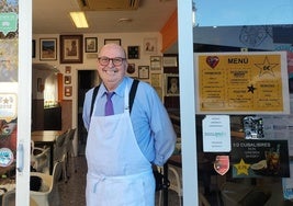 Antonio Rodríguez en la puerta del bar Borsalino.