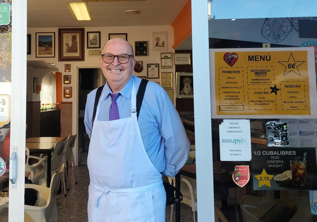 Antonio Rodríguez en la puerta del bar Borsalino.