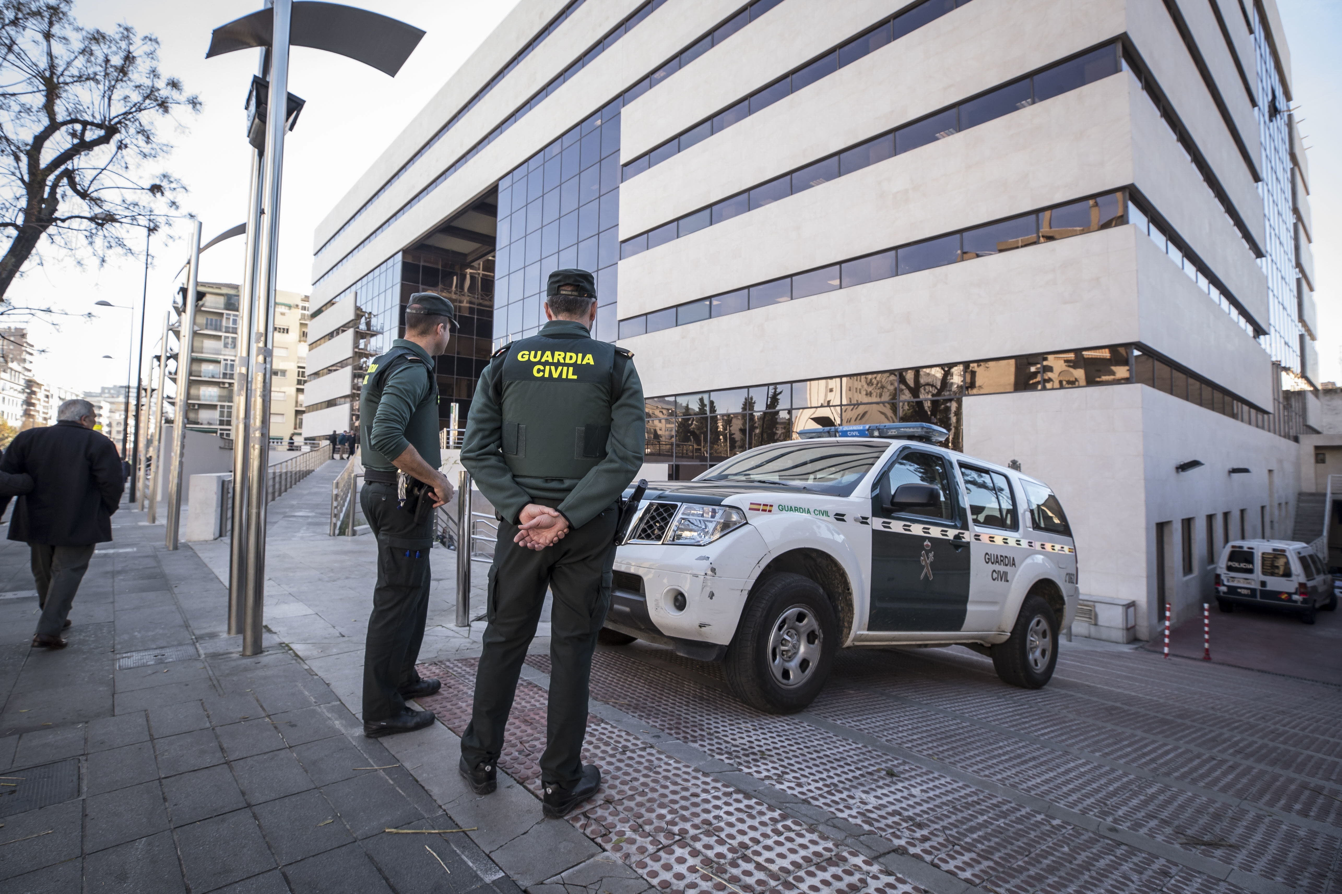Una patrulla de la Guardia Civil, en el edificio judicial de La Caleta.