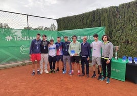 Componentes del Campus Tenis, con el trofeo de subcampeón.