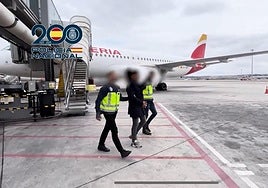 Traslado del detenido a su llegada al aeropuerto de Madrid.