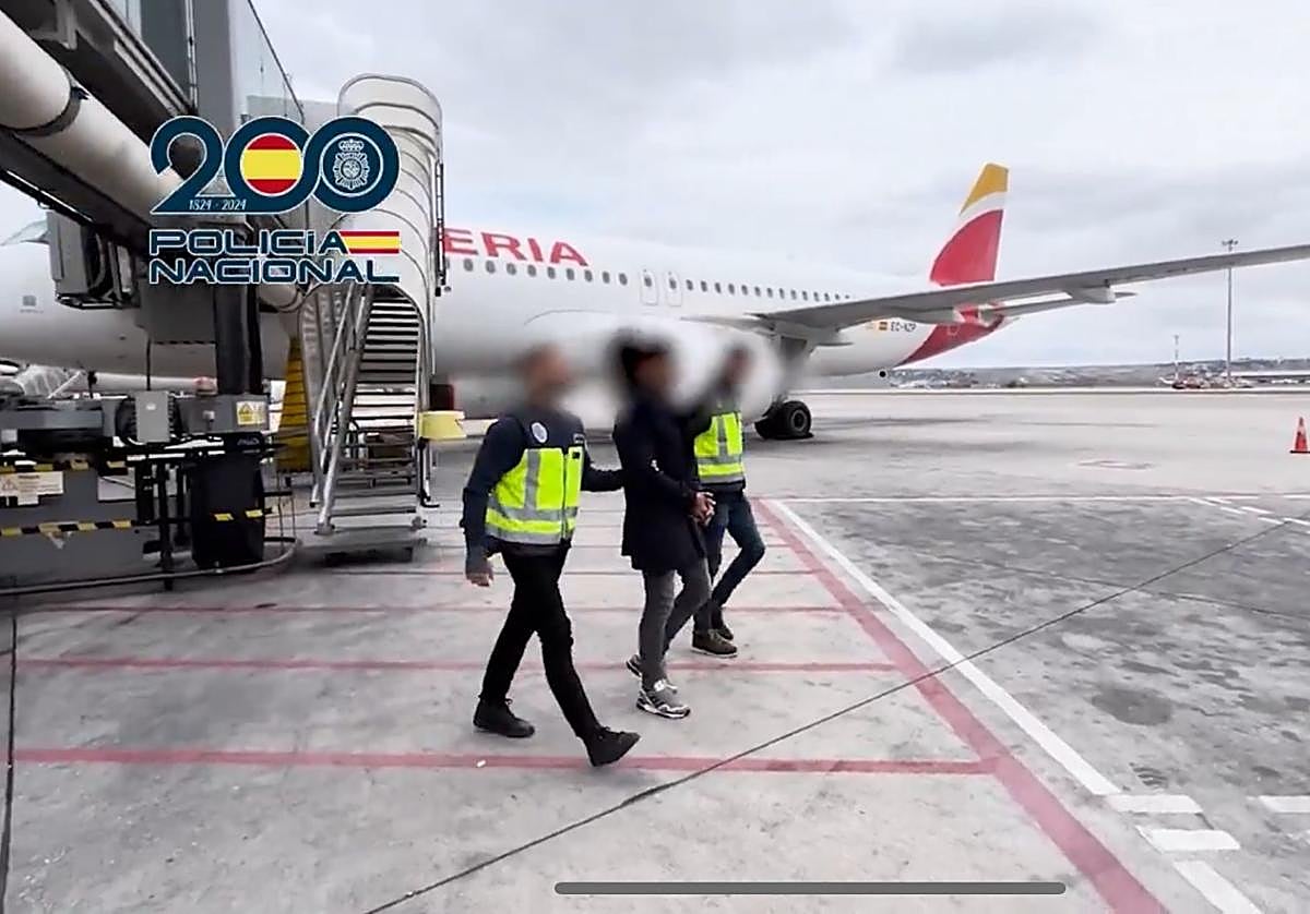 Traslado del detenido a su llegada al aeropuerto de Madrid.