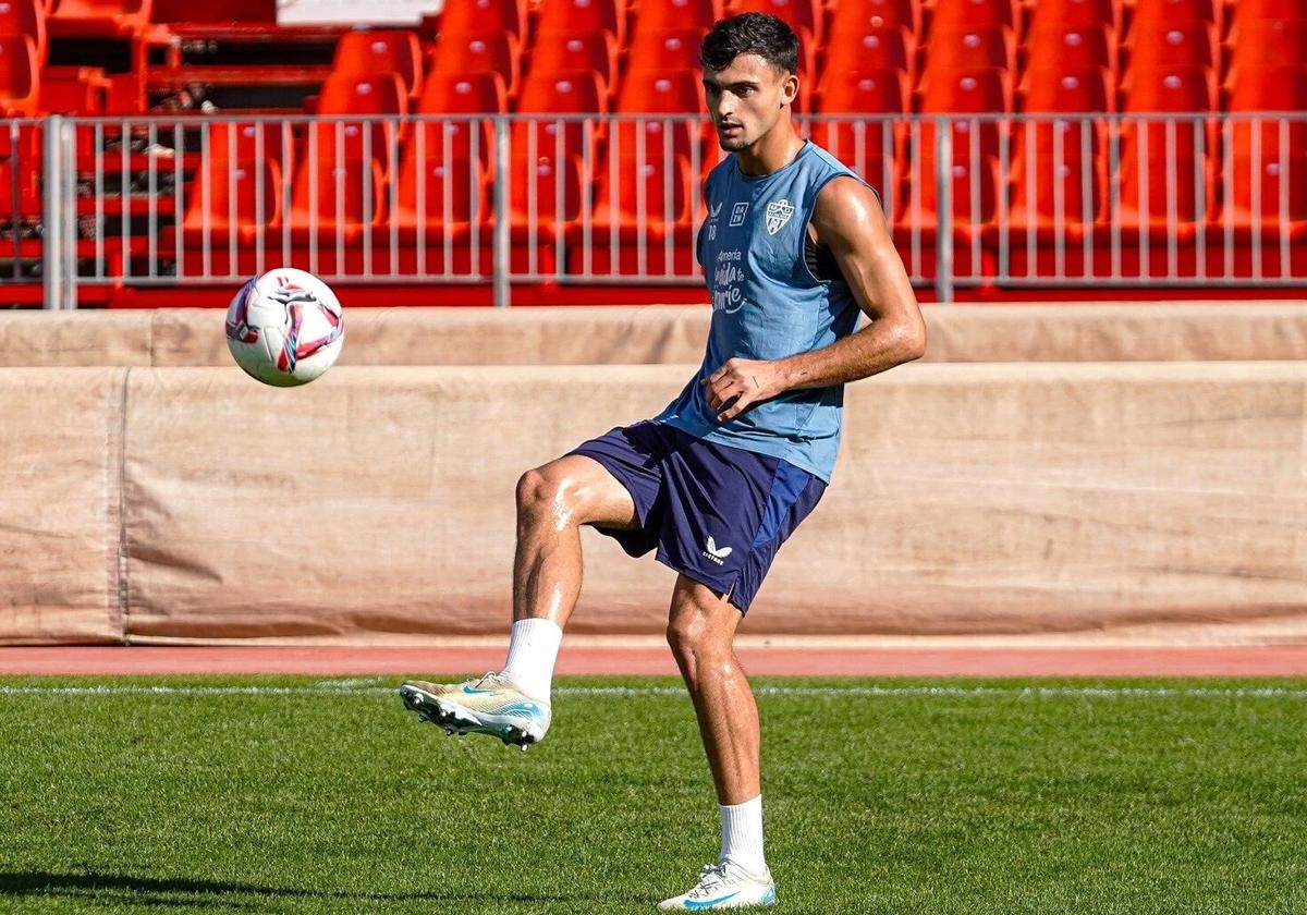 Pubill durante el entrenamiento de la UD Almería