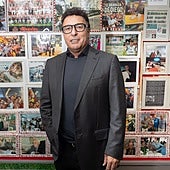 Quique Pina posa delante de un mosaico de fotos en la Taberna Andaluza, con una imagen suya a hombros arriba a la izquierda, tras el ascenso del Granada en Alcorcón.