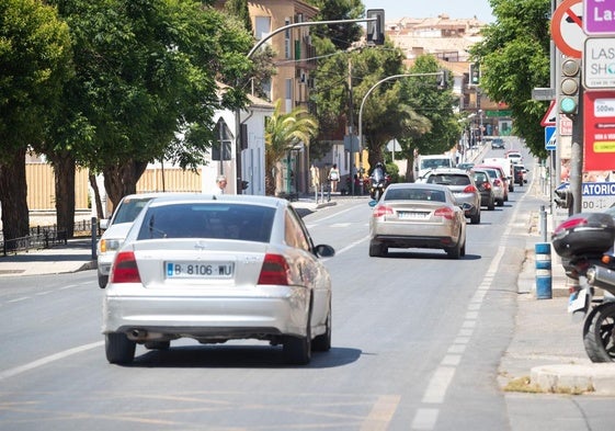 Una de las calles principales de Las Gabias, que soporta un gran volumen de vehículos.