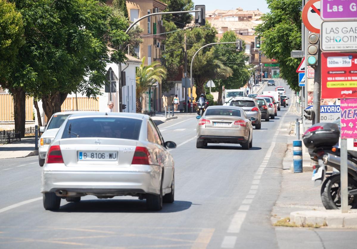 Una de las calles principales de Las Gabias, que soporta un gran volumen de vehículos.