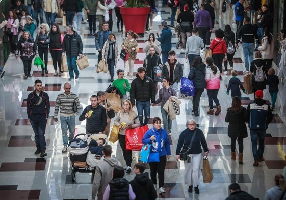 Miles de granadinos pasarán por el Nevada en las próximas semanas para las compras de Navidad.