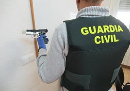 Arma encontrada en el vehículo de los jóvenes.