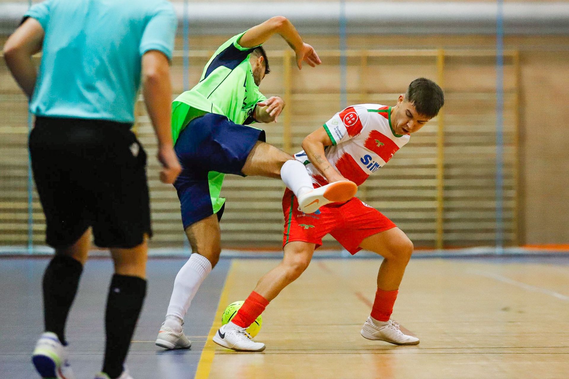 Una jugada del último partido del Sima Granada en el pabellón Núñez Blanca.