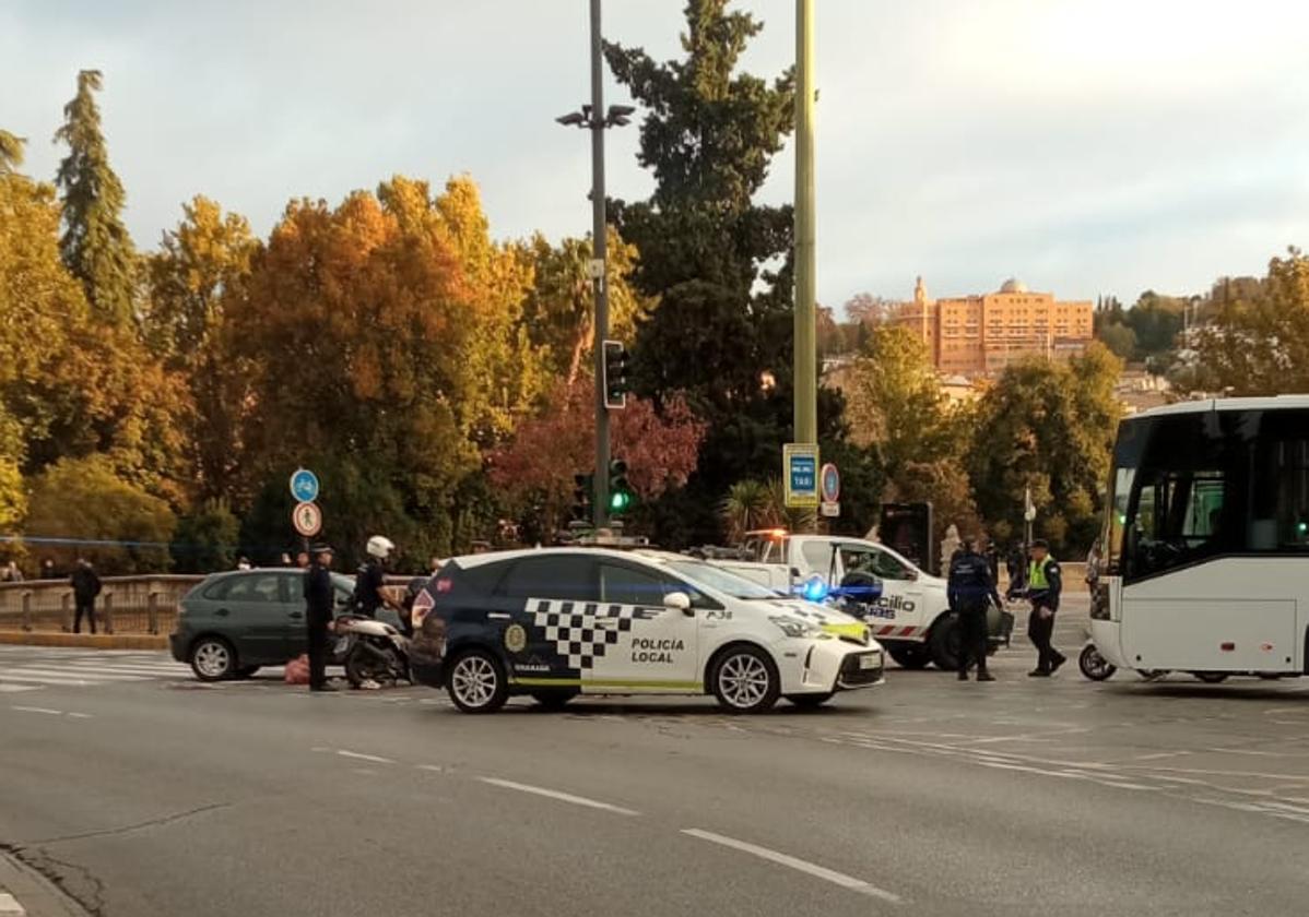 La Policía Local actúa en el lugar del accidente.