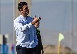 Arturo Ruiz da indicaciones durante el partido contra el Levante Badalona.