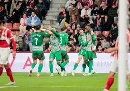 Los futbolistas del Granada celebran el gol de Diao en El Molinón.