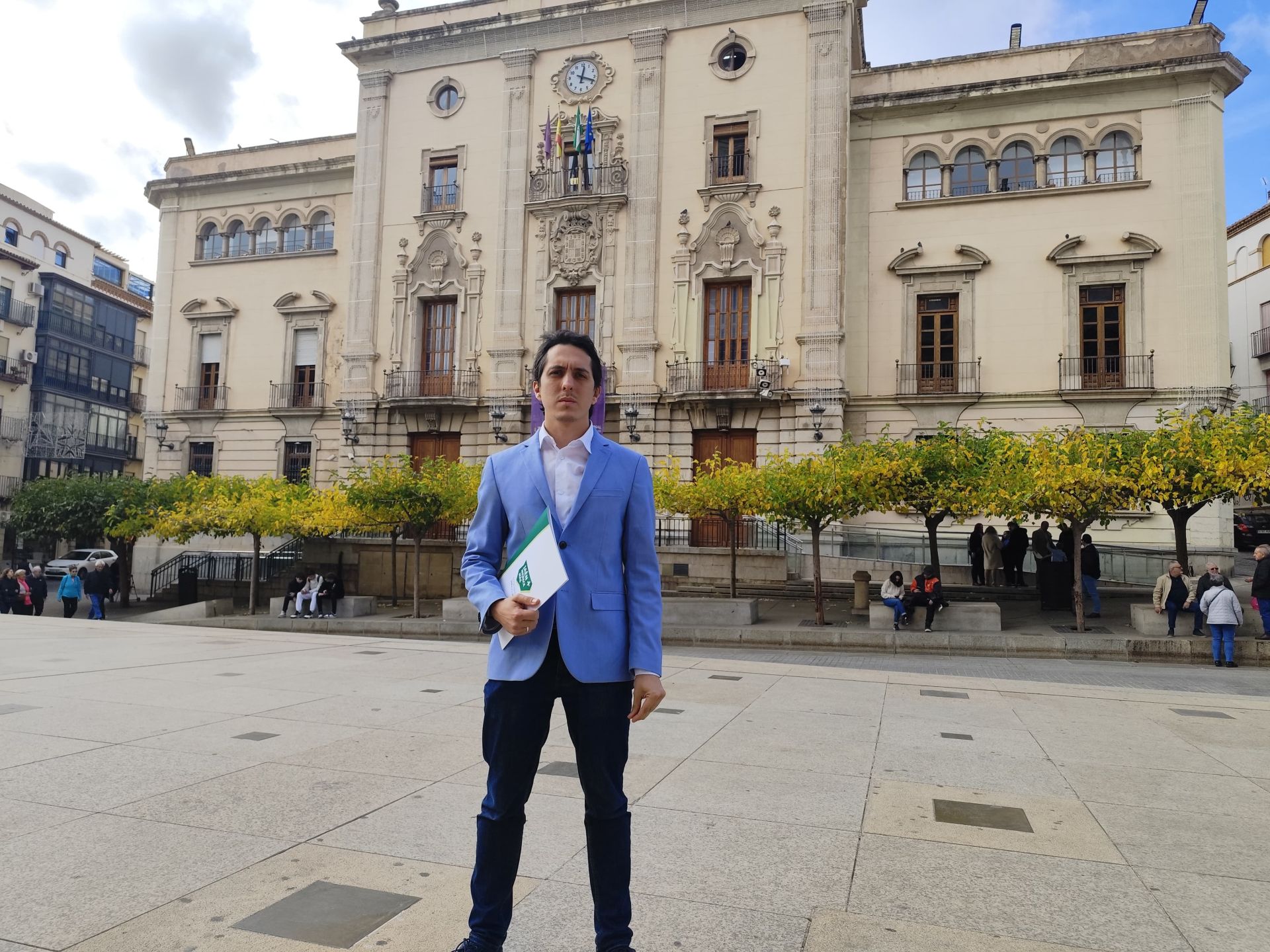 El portavoz de JM+, Luis García Millán, frente al Ayuntamiento de Jaén.