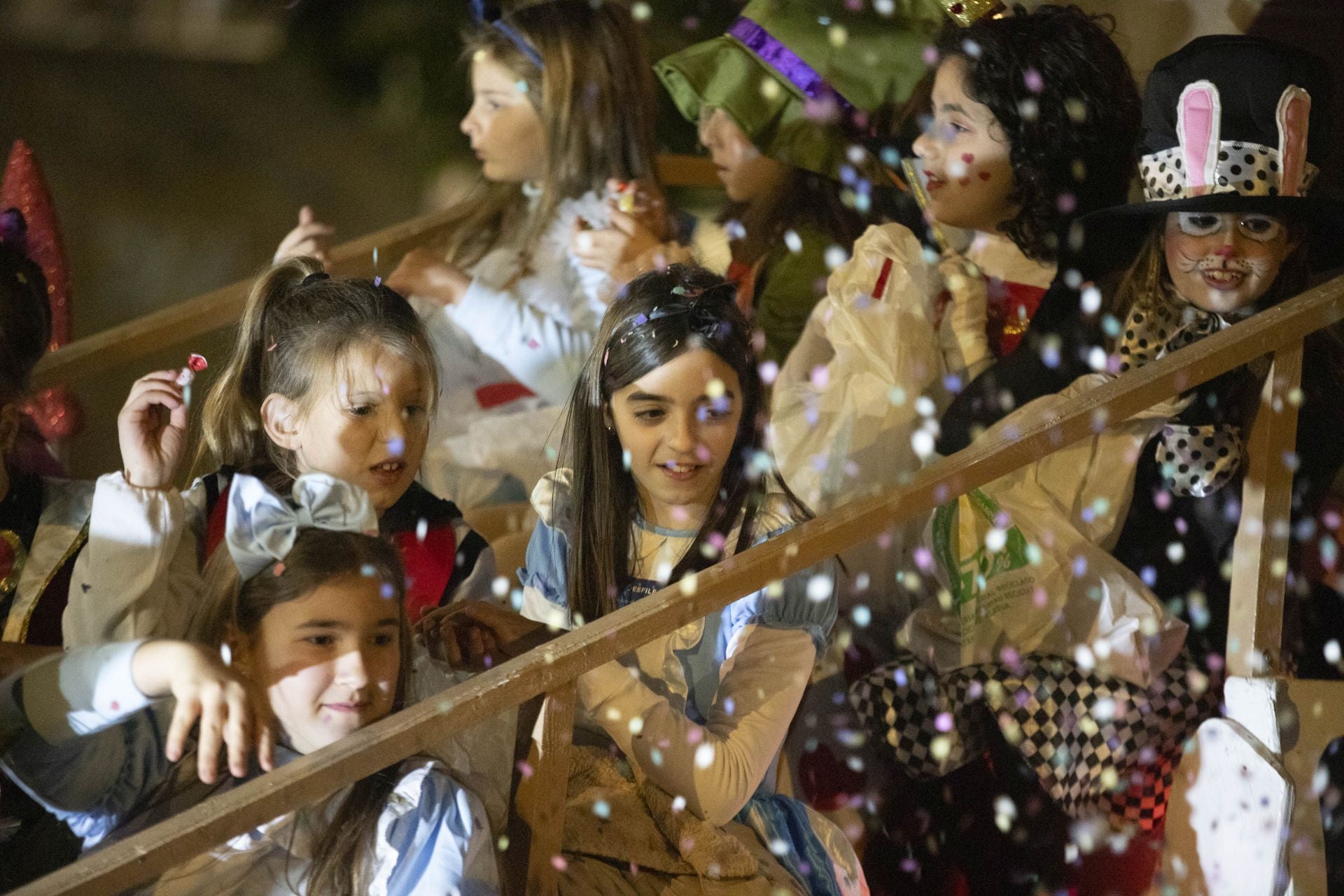 Niñas tirando caramelos durante la Cabalgata de Resyes de Motril.