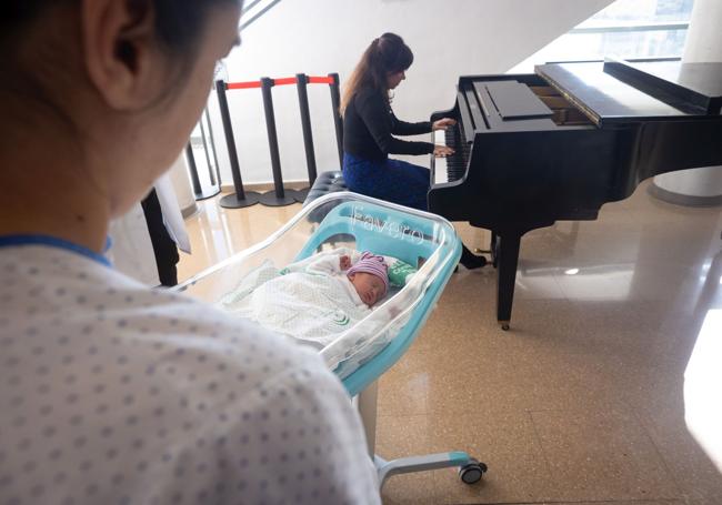 Gabriela, escuchando por primera vez un piano, en el Clínico.