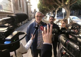 José Carlos Tejada atiende a los medios frente a la Delegación de la Junta en Almería.