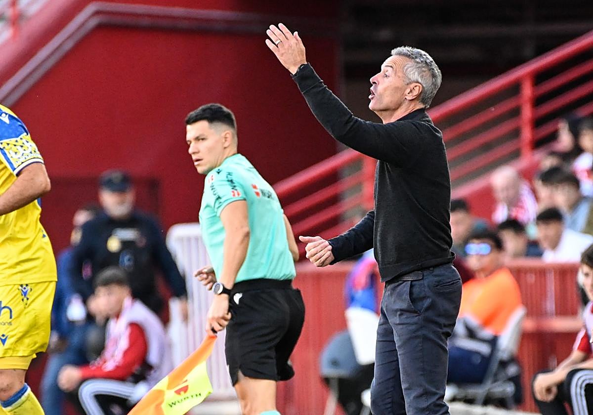 Fran Escribá da indicaciones a sus futbolistas durante el derbi contra el Cádiz.