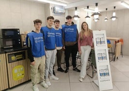 Un grupo de jóvenes voluntarios participa en la Gran Recogida en el Mercadona de Ancha de Capuchinos.