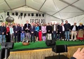 Foto de familia en Siles de la primera Fiesta del Primer Aceite de la Sierras de Segura.