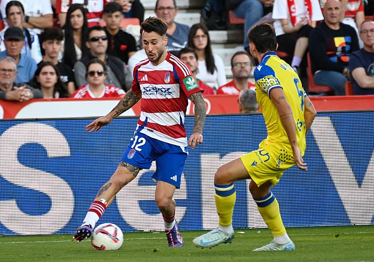 El rojiblanco Ricard Sánchez encara a un defensor del Cádiz.