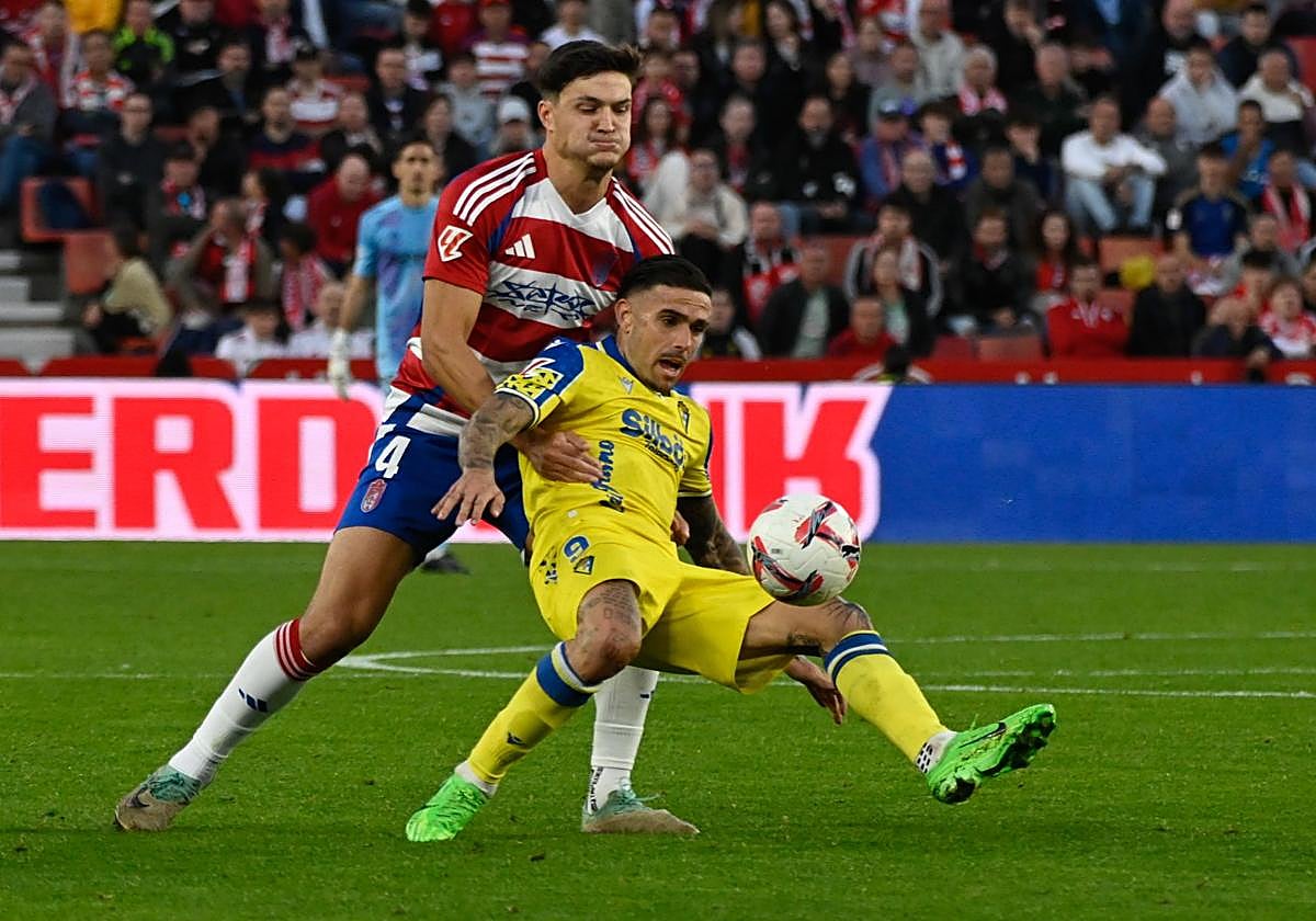 Miguel Rubio disputa un balón con Roger.