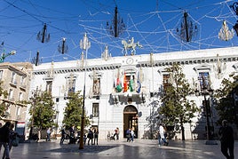Lámparas que iluminarán la Plaza del Carmen esta Navidad.