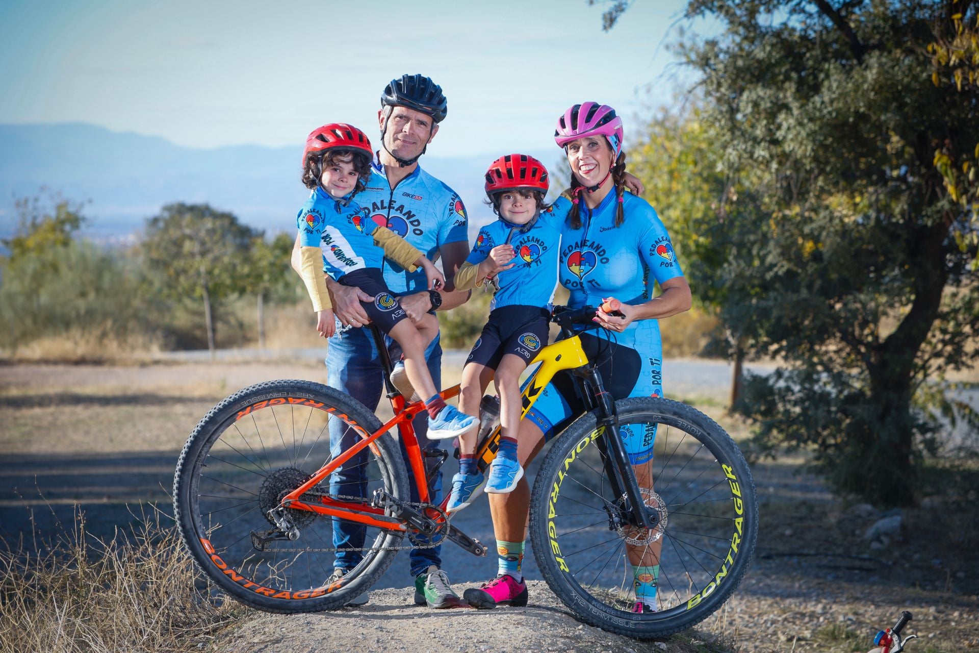 Carolina y José Luis posan junto a sus hijos Samuel y Marco con sus maillots solidarios.