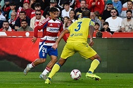 Sergio Rodelas intenta encarar a Fali durante una situación del partido contra el Cádiz.