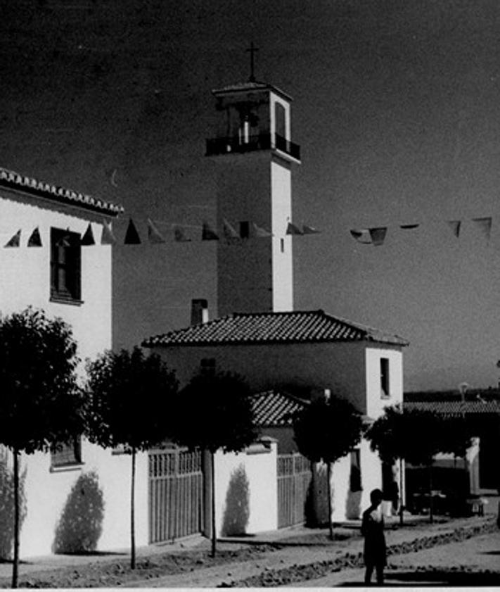 Imagen secundaria 2 - Arriba, vista aérea de Peñuelas, anejo de Láchar. A la izquierda, trabajos de preparación para un regadío. A la derecha, calle de acceso a Peñuelas (Láchar).