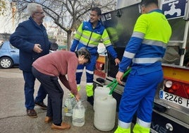 Vecinos de Torredonjimeno hacen acopio de agua a través de un camión cisterna