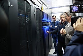 El consejero de la Presidencia, Antonio Sanz, junto al súper ordenador 'Hércules' de la Junta.