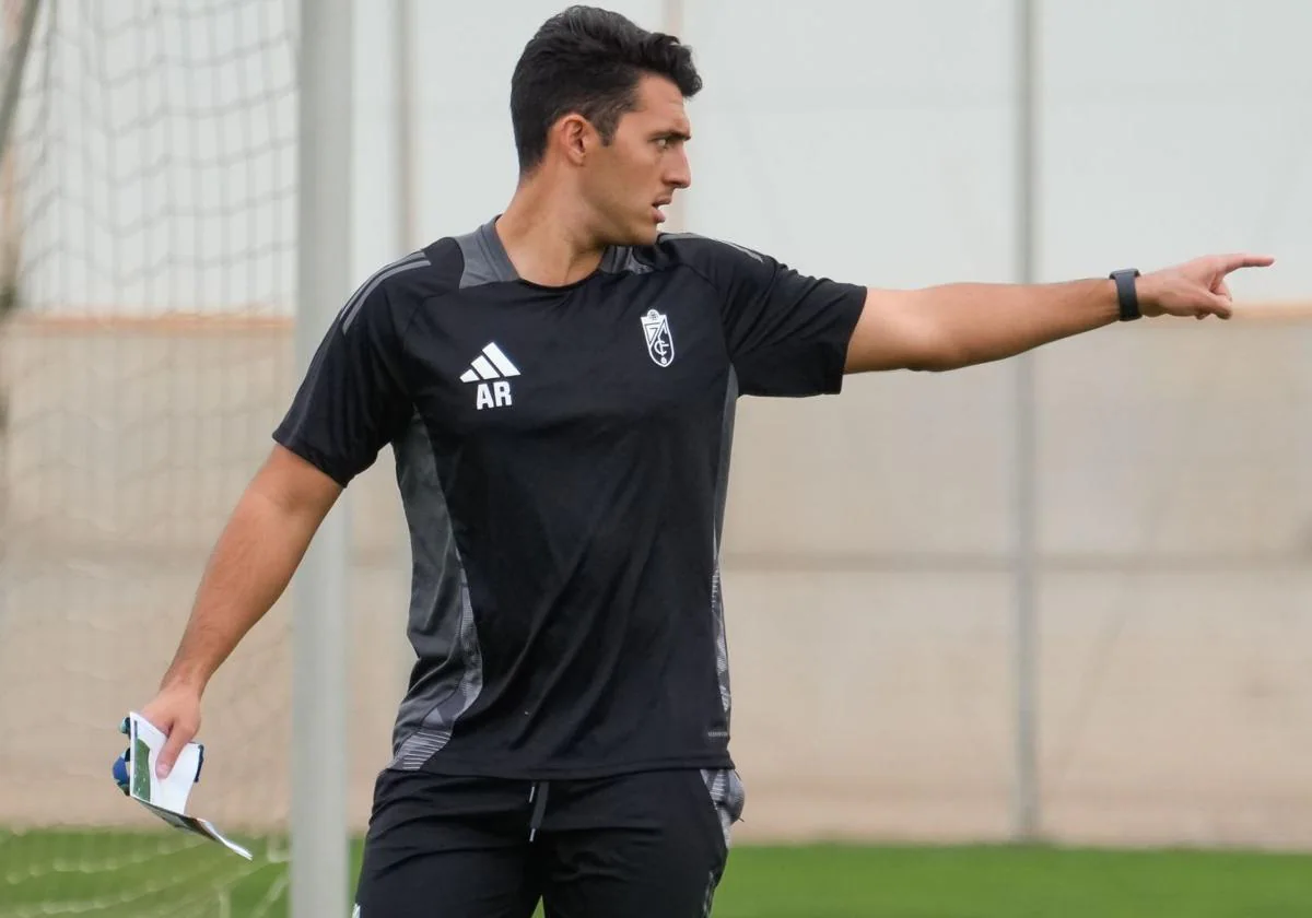 El entrenador Arturo Ruiz, en un entrenamiento con el Granada.