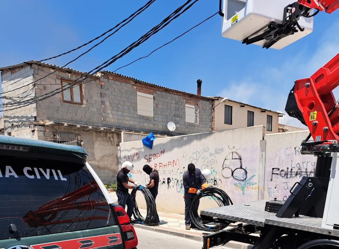 Técnicos de Endesa de Granada requisan cableado en mal estado.