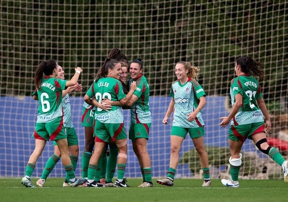 Las jugadoras del Femenino celebran el tanto de Lauri al Levante.